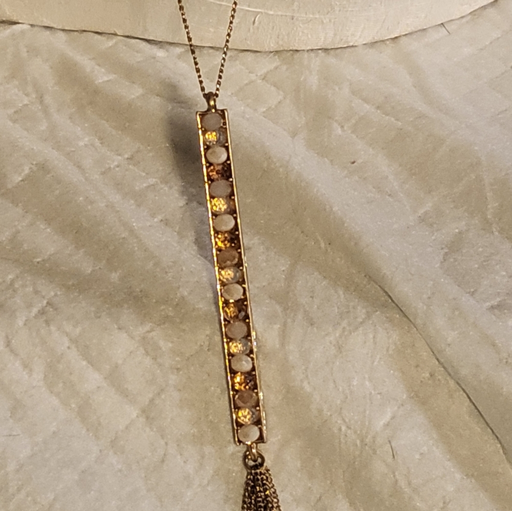 NWT ELegant Gold and White Pendant Necklace